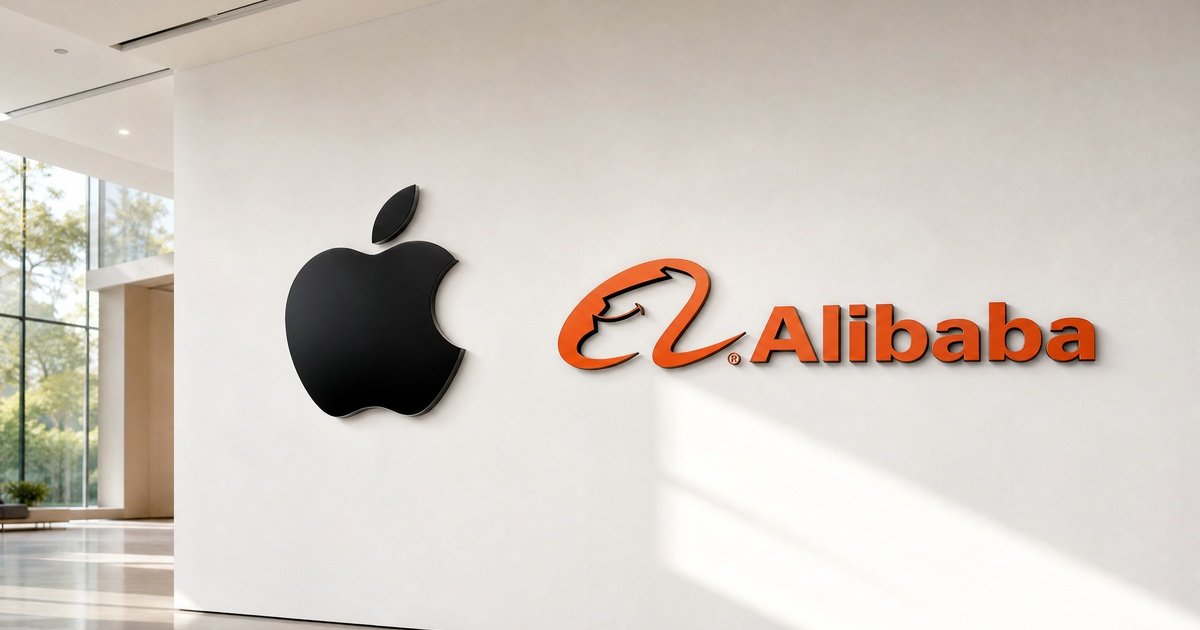 白い壁に並んだAppleとAlibabaのロゴマーク｜Apple中国専用AIモデル開発・2026年8月15日