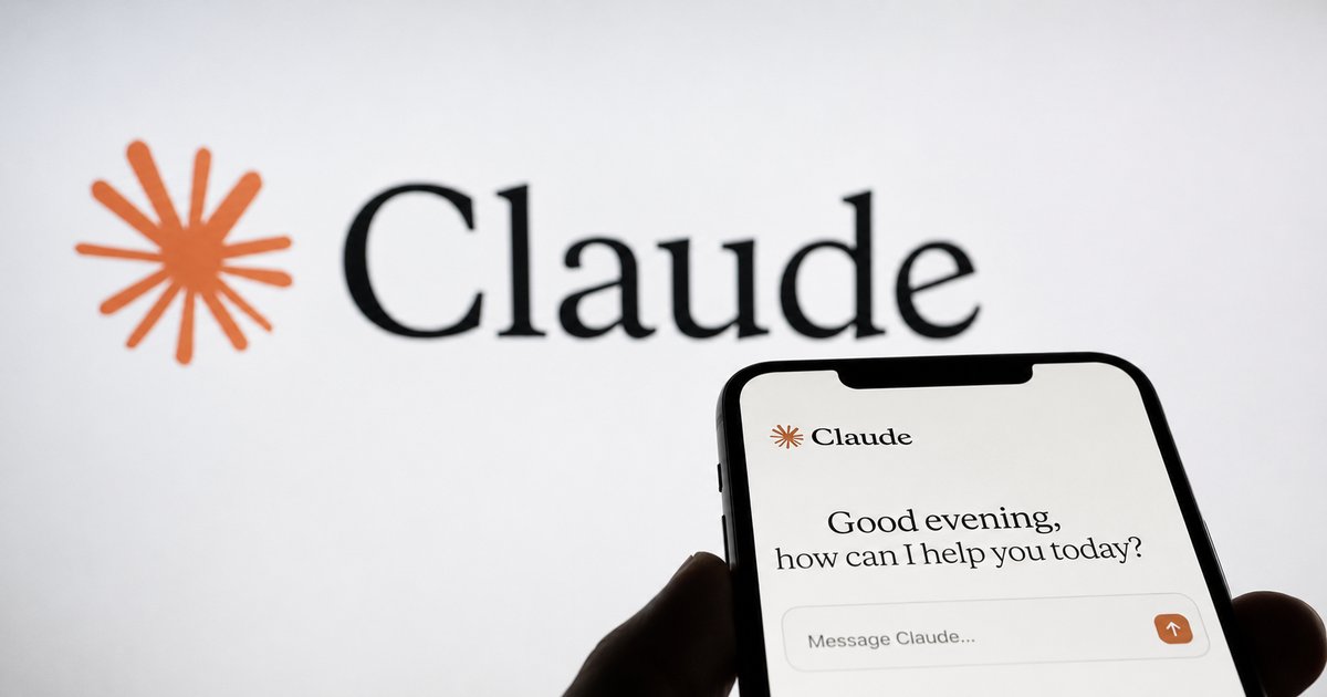 Claudeのロゴが表示された画面を背景に、スマートフォンでClaudeアプリを開いている様子