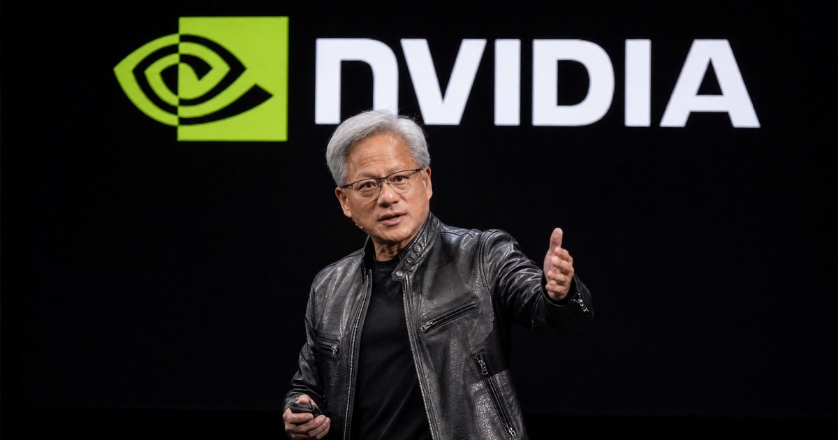 NVIDIAロゴを背に登壇するジェンスン・フアンCEO｜OpenAI向け1050億ドル保証・2026年8月18日